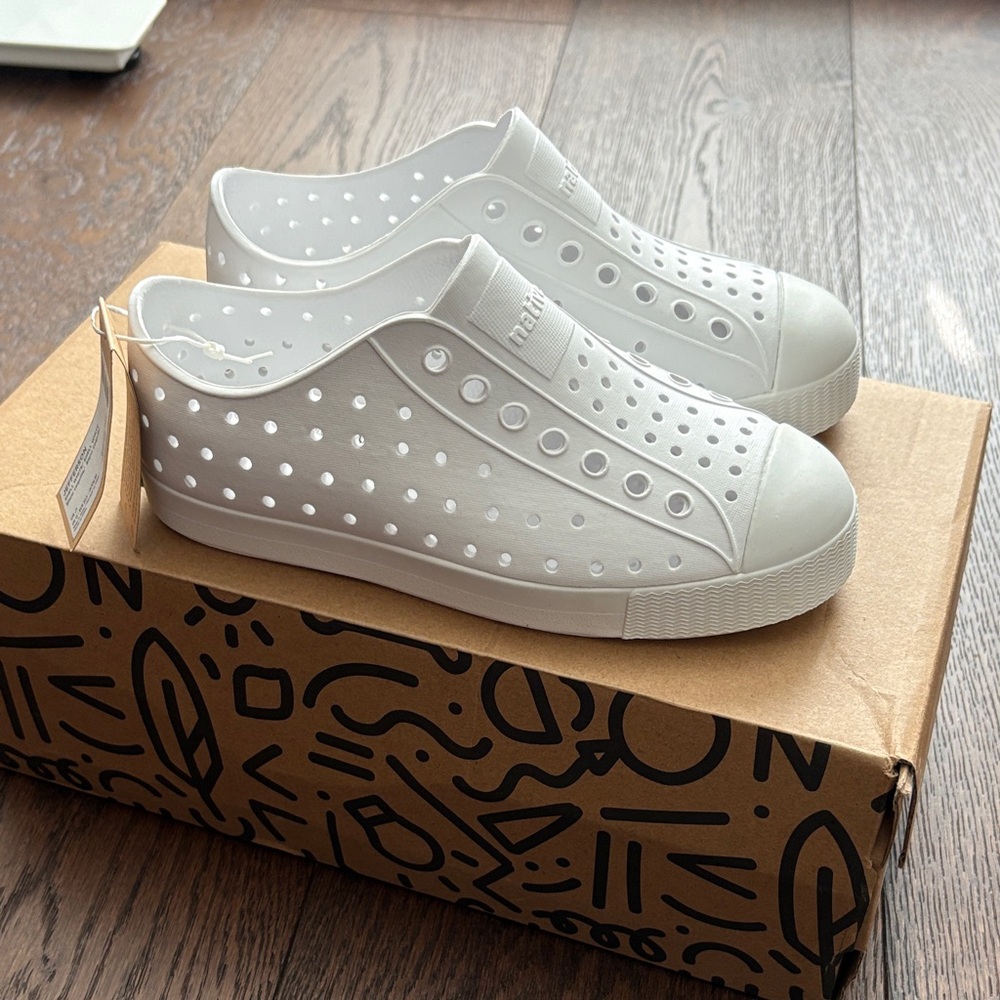 Native girls White Slip-On Shoes new!